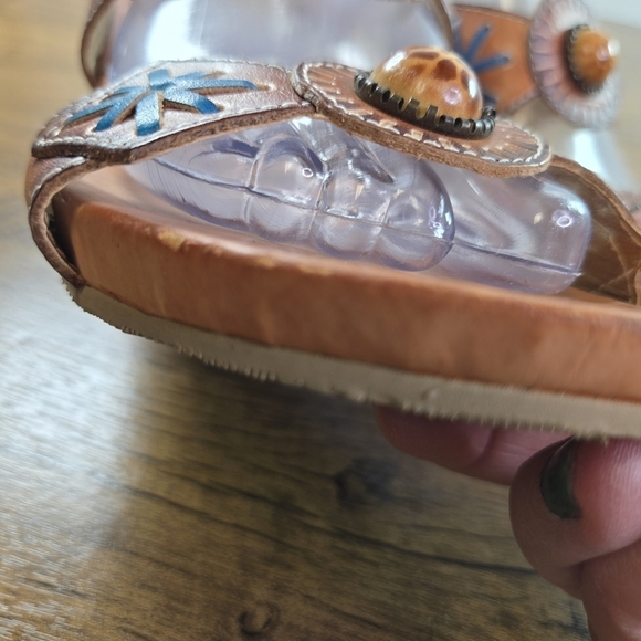 L'Artiste By Spring Step Sesame Wedge Tooled Hand Painted Leather Sandals - Picture 11 of 12